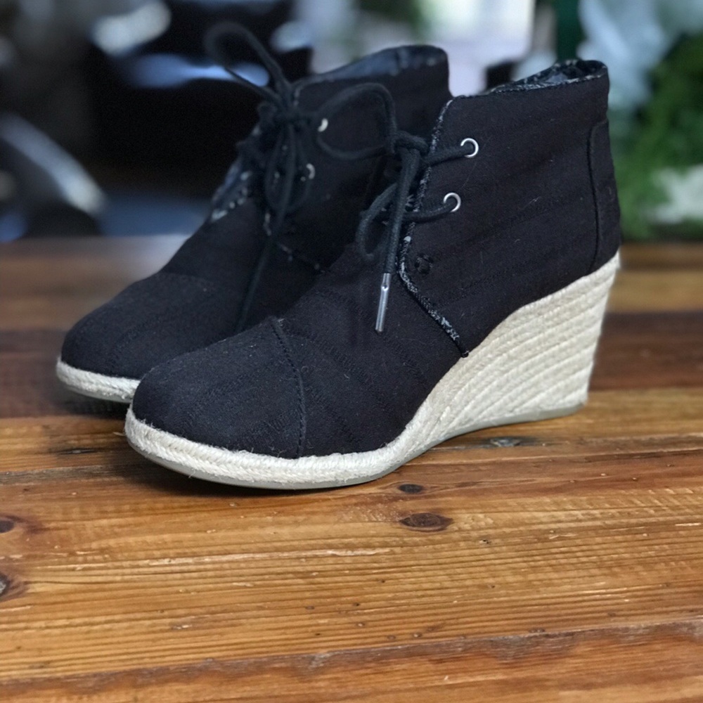 TOMS lace up black wedges size 7 - like new!